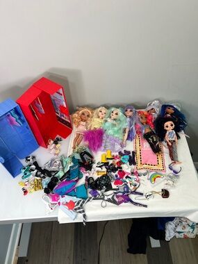 Lot bundle of 5 Rainbow High and 3 LOL Surprise dolls and loads of accessories